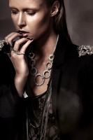 Photo Sarah Ford,
Make-up & Hair Griphée, 
Model Barbora Kucabova, 
Bijoux Vaskolg, 
Styliste Sarah Kinsumba